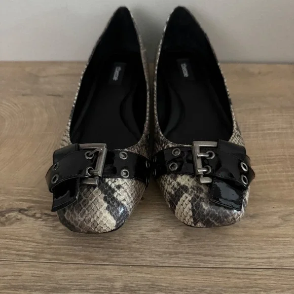 Theme‎ Shoes Snakeskin Print Buckle Accent Low Heeled Pumps Women Size 8.5W Edgy - Picture 4 of 8